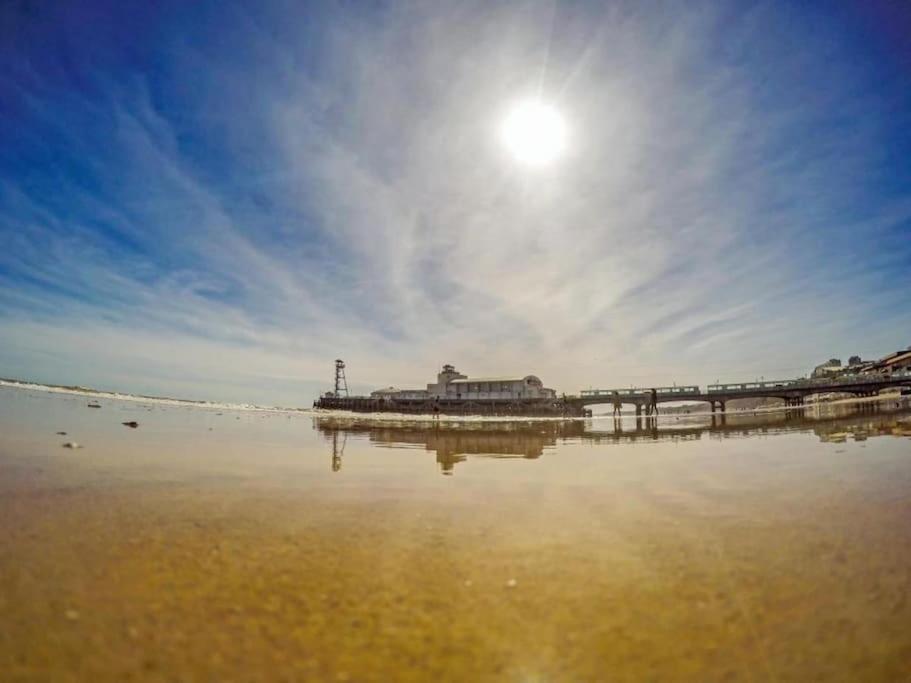 Bournecoast - Stylish Flat With Balcony - Sea Glimpses - 10 Min Walk To Beach - Parking - Wifi - Fm8405 Bournemouth Exterior photo