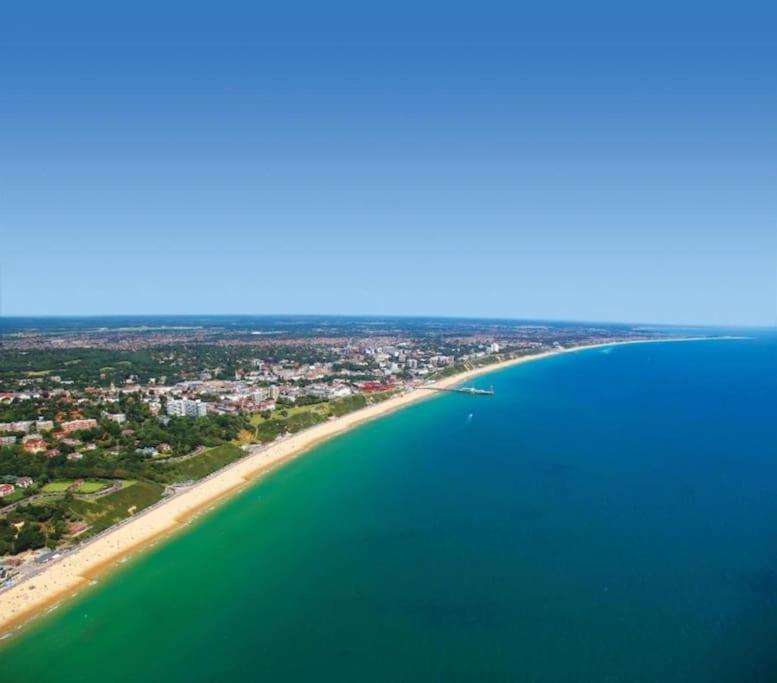 Bournecoast - Stylish Flat With Balcony - Sea Glimpses - 10 Min Walk To Beach - Parking - Wifi - Fm8405 Bournemouth Exterior photo