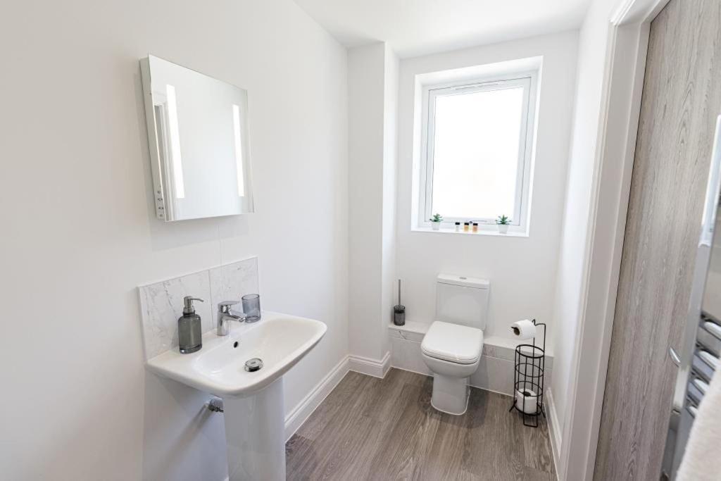 Bournecoast - Stylish Flat With Balcony - Sea Glimpses - 10 Min Walk To Beach - Parking - Wifi - Fm8405 Bournemouth Exterior photo