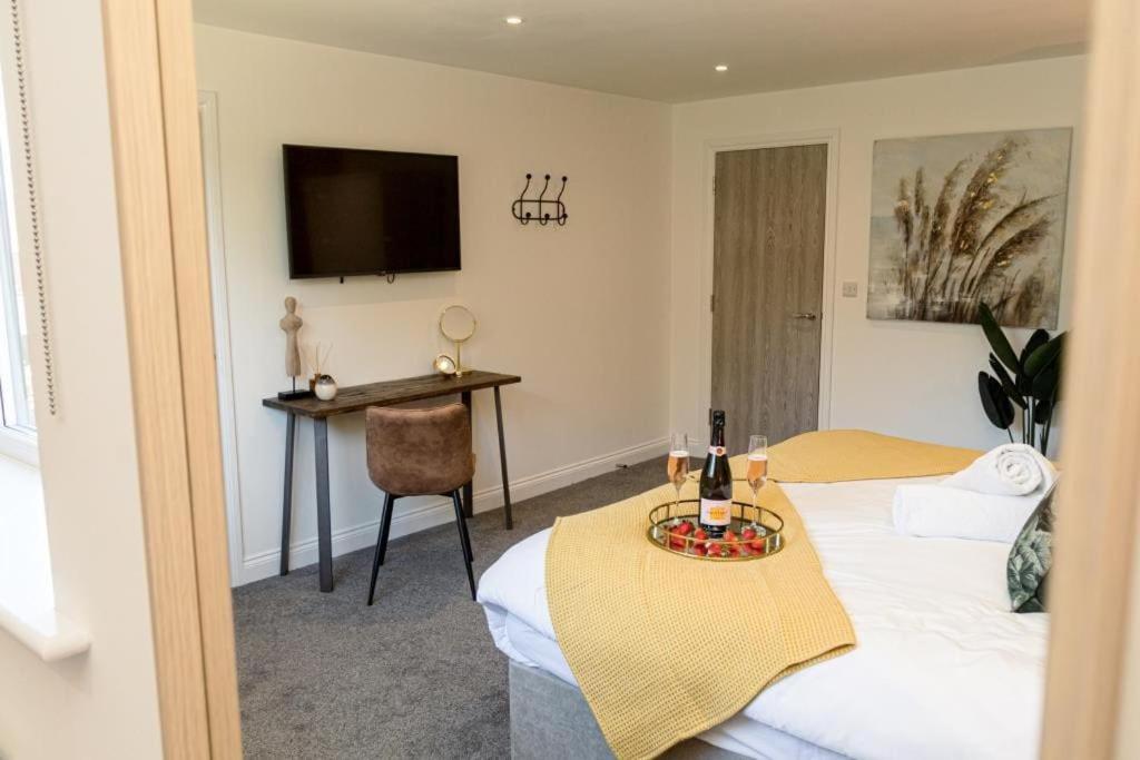 Bournecoast - Stylish Flat With Balcony - Sea Glimpses - 10 Min Walk To Beach - Parking - Wifi - Fm8405 Bournemouth Exterior photo