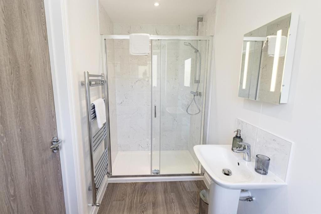 Bournecoast - Stylish Flat With Balcony - Sea Glimpses - 10 Min Walk To Beach - Parking - Wifi - Fm8405 Bournemouth Exterior photo