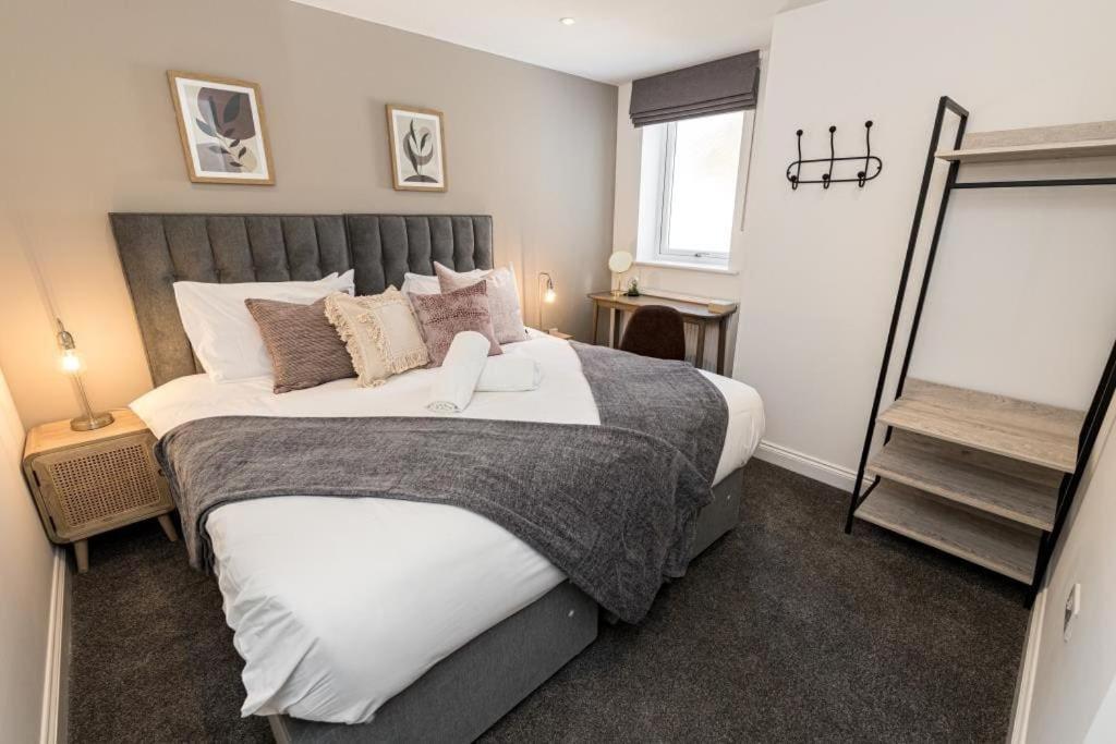Bournecoast - Stylish Flat With Balcony - Sea Glimpses - 10 Min Walk To Beach - Parking - Wifi - Fm8405 Bournemouth Exterior photo