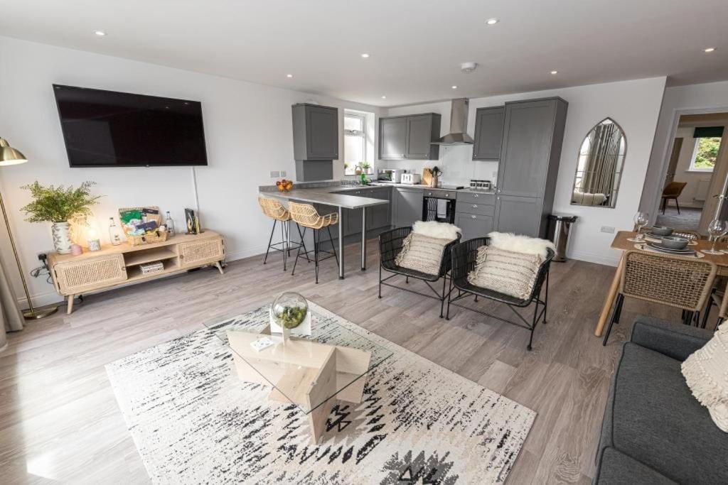 Bournecoast - Stylish Flat With Balcony - Sea Glimpses - 10 Min Walk To Beach - Parking - Wifi - Fm8405 Bournemouth Exterior photo
