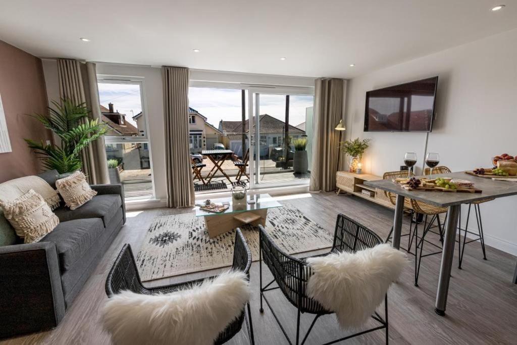 Bournecoast - Stylish Flat With Balcony - Sea Glimpses - 10 Min Walk To Beach - Parking - Wifi - Fm8405 Bournemouth Exterior photo