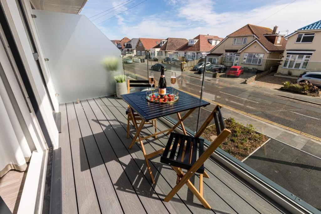 Bournecoast - Stylish Flat With Balcony - Sea Glimpses - 10 Min Walk To Beach - Parking - Wifi - Fm8405 Bournemouth Exterior photo