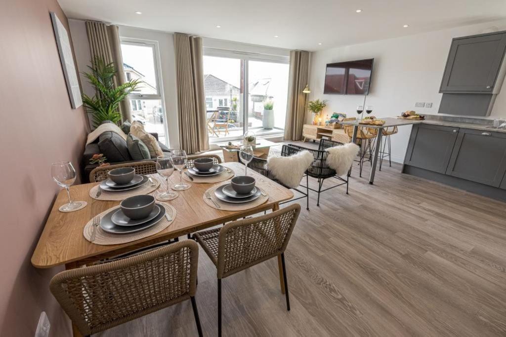 Bournecoast - Stylish Flat With Balcony - Sea Glimpses - 10 Min Walk To Beach - Parking - Wifi - Fm8405 Bournemouth Exterior photo